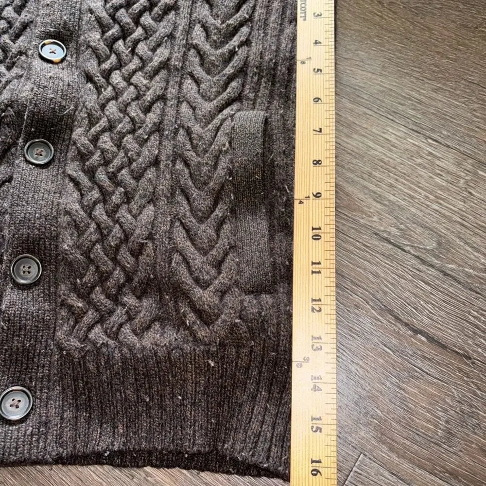 Banana Republic men’s medium Cable Knit Cardigan *needs fabric shaver*